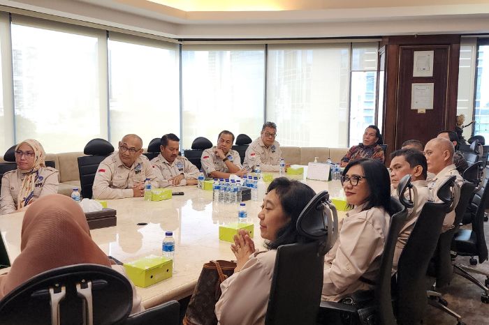 LINGKARNEWS.COM - Kustodian Sentral Efek Indonesia (KSEI) dan Perkumpulan Profesi Pasar Modal Indonesia (PROPAMI) menyelenggarakan pertemuan audensi yang dihadiri oleh Dirut KSEI, Samsul Hidayat, dan Ketum PROPAMI, NS Aji Martono beserta jajaran pengurus DPP, Jakarta (22/1/24).

Pertemuan ini bertujuan untuk membahas potensi kerja sama dan kolaborasi antara kedua lembaga yang berperan penting dalam mengembangkan pasar modal Indonesia.

Dirut KSEI, Samsul Hidayat, memimpin pertemuan dengan membuka sesi pemaparan tentang ruang lingkup kerja dan produk yang ditawarkan oleh KSEI.

Penjelasan ini memberikan wawasan mendalam mengenai peran KSEI dalam mendukung ekosistem pasar modal di tanah air.

NS Aji Martono, Ketum PROPAMI, menyampaikan rasa bangganya karena PROPAMI diberi kesempatan untuk berdialog dan berkolaborasi dengan KSEI.

Ia juga memperkenalkan kepengurusan baru PROPAMI serta menyatakan kesiapan untuk bersinergi dalam berbagai program yang dapat menguntungkan kedua belah pihak.

Pemaparan yang tak kalah menarik adalah rencana pendirian badan-badan otonom baru di bawah naungan PROPAMI.

Badan Kajian Strategis, Badan/Lembaga Filantrofis (PROPAMI CARE), dan Badan yang berkaitan dengan hukum dan advokasi menjadi fokus utama yang akan dikerjakan oleh PROPAMI.

Program-program inovatif lainnya juga turut dijelaskan sebagai bagian dari komitmen PROPAMI dalam mendukung perkembangan pasar modal Indonesia.

Pertemuan penuh interaksi dan pemikiran ini juga dimeriahkan oleh diskusi antara KSEI dan PROPAMI.

Dialog yang terbuka dan konstruktif menciptakan suasana akrab, di mana ide dan gagasan untuk meningkatkan kinerja pasar modal menjadi fokus utama pembahasan.

Melalui pertemuan audensi ini, harapan untuk terwujudnya kerja sama yang lebih erat dan sinergis antara KSEI dan PROPAMI semakin memperkuat fondasi kemajuan pasar modal Indonesia ke depannya.