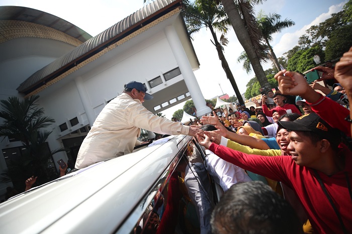 Calon Presiden nomor urut 2, Prabowo Subianto makan siang bersama dengan masyarakat Medan. (Dok. TKN Prabowo - Gibran)
