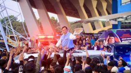 Prabowo Subianto menyapa puluhan ribu masyarakat dalam kunjungannya ke Stadion Gelora Bandung Lautan Api (GLBA), Kota Bandung. (Dok. TKN Prabowo Gibran)