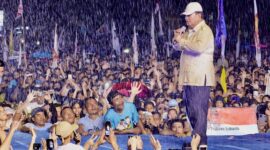Calon presiden nomor urut 2, Prabowo Subianto menyapa sebanyak sekitar 80 ribu masyarakat Sulawesi Utara di Lapangan KONI Sario. (Dok. TKN Prabowo Gibran)