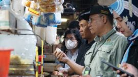 Direktur Pengawasan Penerapan Standar Keamanan Pangan Bapanas Anas Yalitoba di Pasar Suryakencana, Bogor. (Dok. Tim Komunikasi Bapanas)