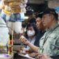 Direktur Pengawasan Penerapan Standar Keamanan Pangan Bapanas Anas Yalitoba di Pasar Suryakencana, Bogor. (Dok. Tim Komunikasi Bapanas)