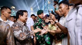 Presiden RI Prabowo Subianto disambut lautan manusia yang merayakan momen pergantian tahun baru di Bundaran HI, Jakarta Pusat. (Dok. Tim Media Prabowo)