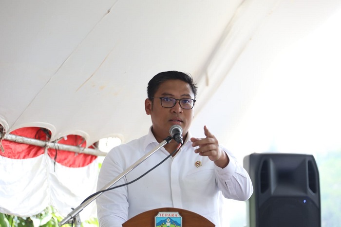 Wamentan Sudaryono meninjau gudang Bulog untuk memastikan ketersediaan beras nasional aman. (Dok. Kementan)
